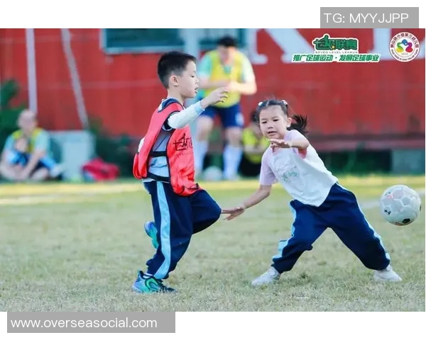 足球明星带娃踢球乐趣无限亲子时光尽显运动魅力与家庭温情