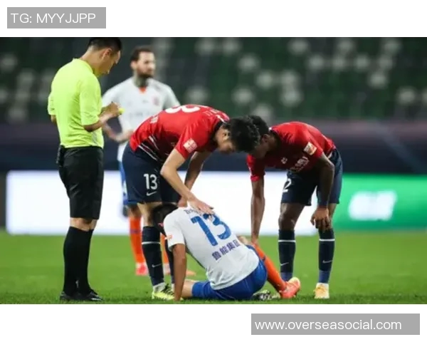 足球明星左腿受伤视频引发球迷关注伤情恢复情况备受期待